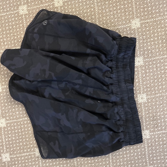 Lululemon size 4 hotty hots 4 inch black camo - Picture 1 of 1